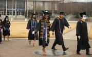 <a href='http://jhwa.ngskmc-eis.net'>最靠谱的网赌软件</a>'s commencement exercises are filled with inspiration and moments of joy as graduates walk across the seal on Kaufman Mall. 图Chuck Thomas/ODU